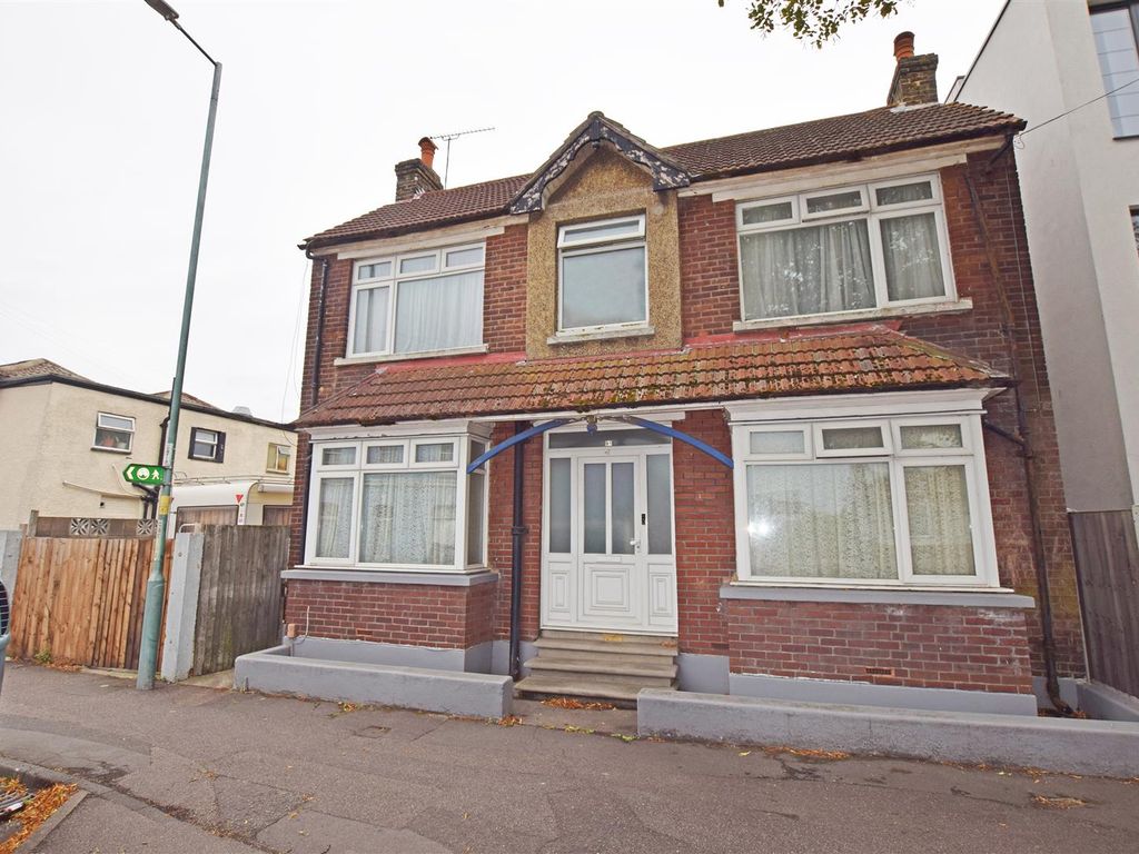 6 bed detached house for sale in Ingram Road, Gillingham ME7, £400,000