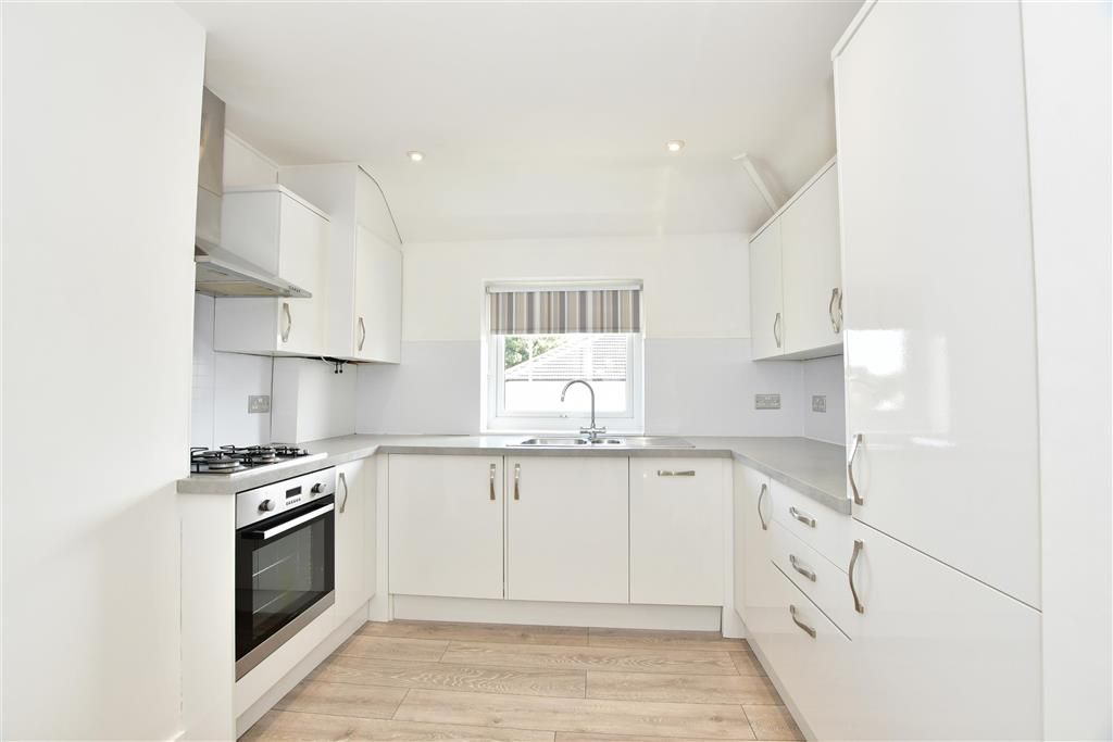 2 bed maisonette for sale in Hatch Road, Brentwood, Essex CM15, £240,000