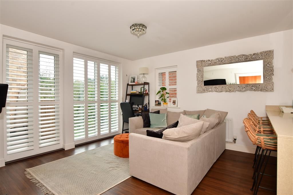 1 bed flat for sale in Church Hill, Loughton, Essex IG10, £365,000
