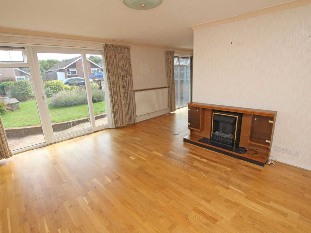 3 bed detached bungalow for sale in Claxton Close, Eastbourne BN21, £375,000