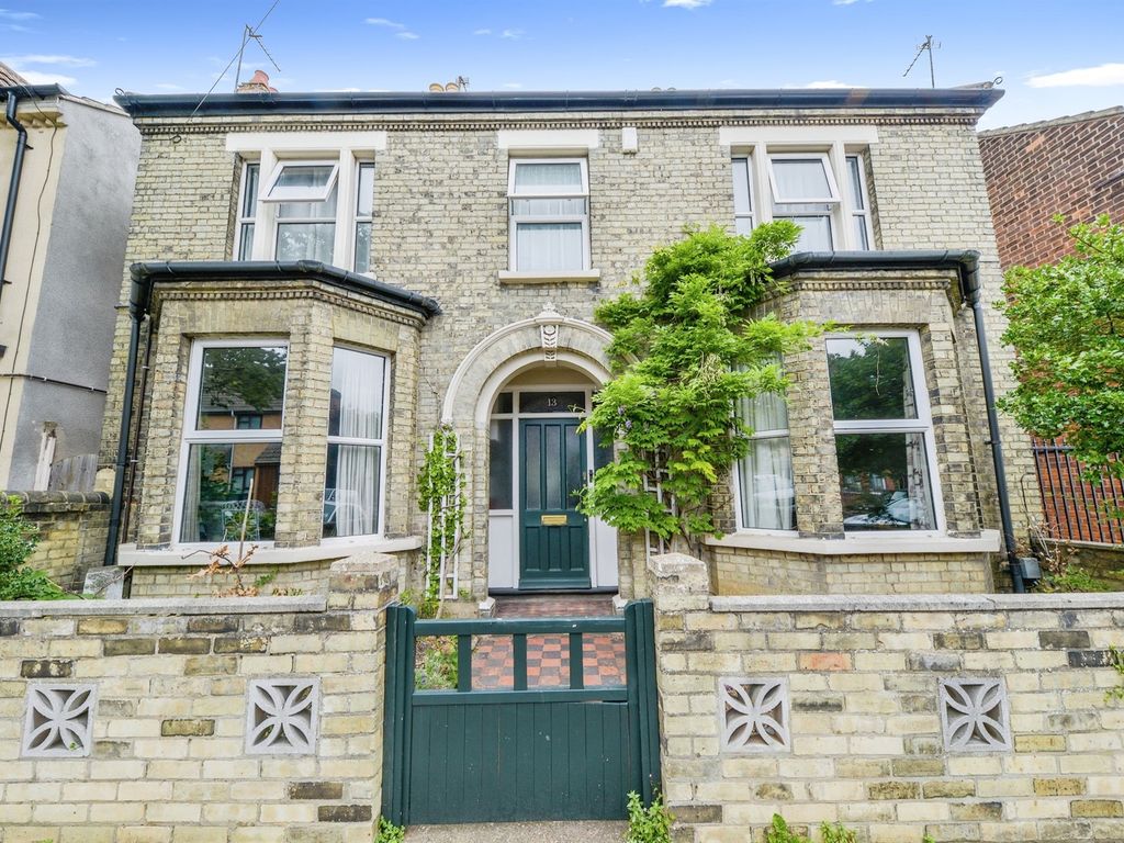 4 bed detached house for sale in Sidney Road, Bedford MK40, £525,000