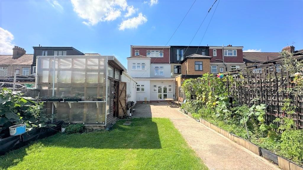 4 bed end terrace house for sale in Grangeway Gardens, Ilford IG4, £725,000