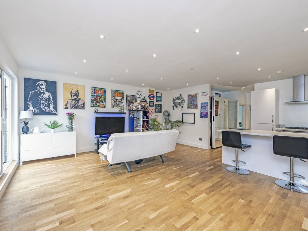 2 bed flat for sale in Broadway Court, The Broadway, London SW19, £510,000