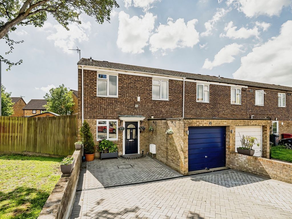 4 bed end terrace house for sale in Amberley Road, Slough SL2, £475,000