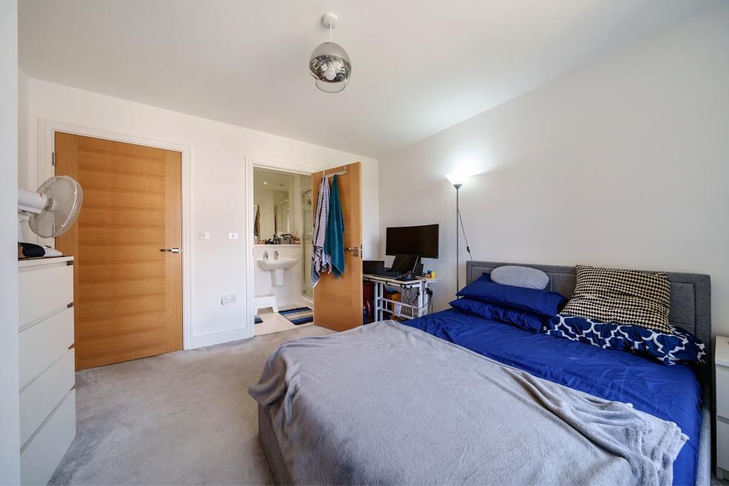 2 bed flat for sale in High Wycombe, Buckinghamshire HP11, £297,500