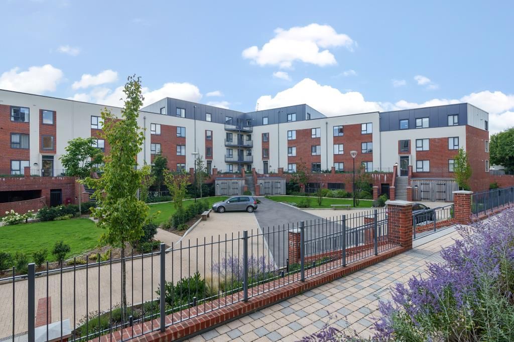 2 bed flat for sale in High Wycombe, Buckinghamshire HP11, £297,500