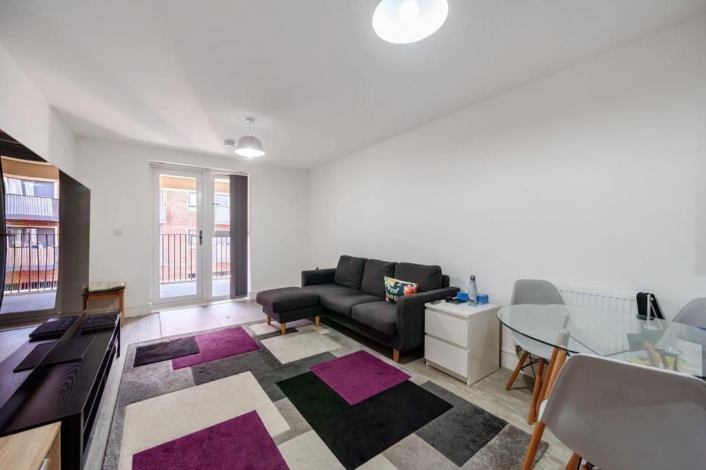 2 bed flat for sale in High Wycombe, Buckinghamshire HP11, £297,500