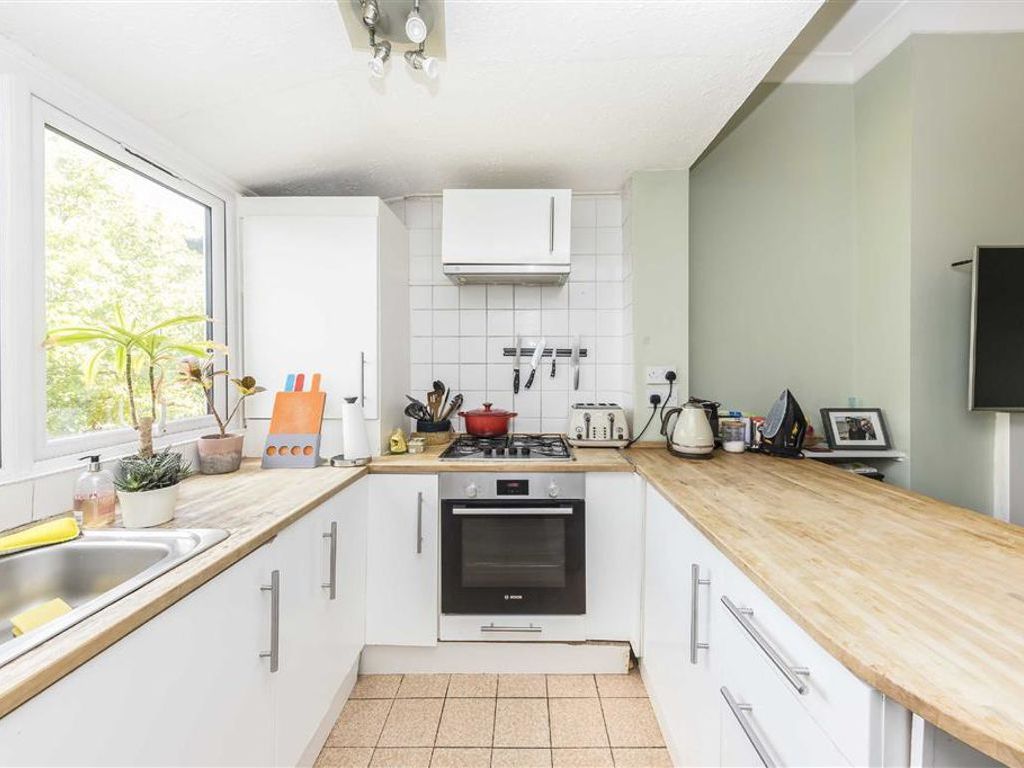 1 bed flat for sale in Kitto Road, London SE14, £350,000