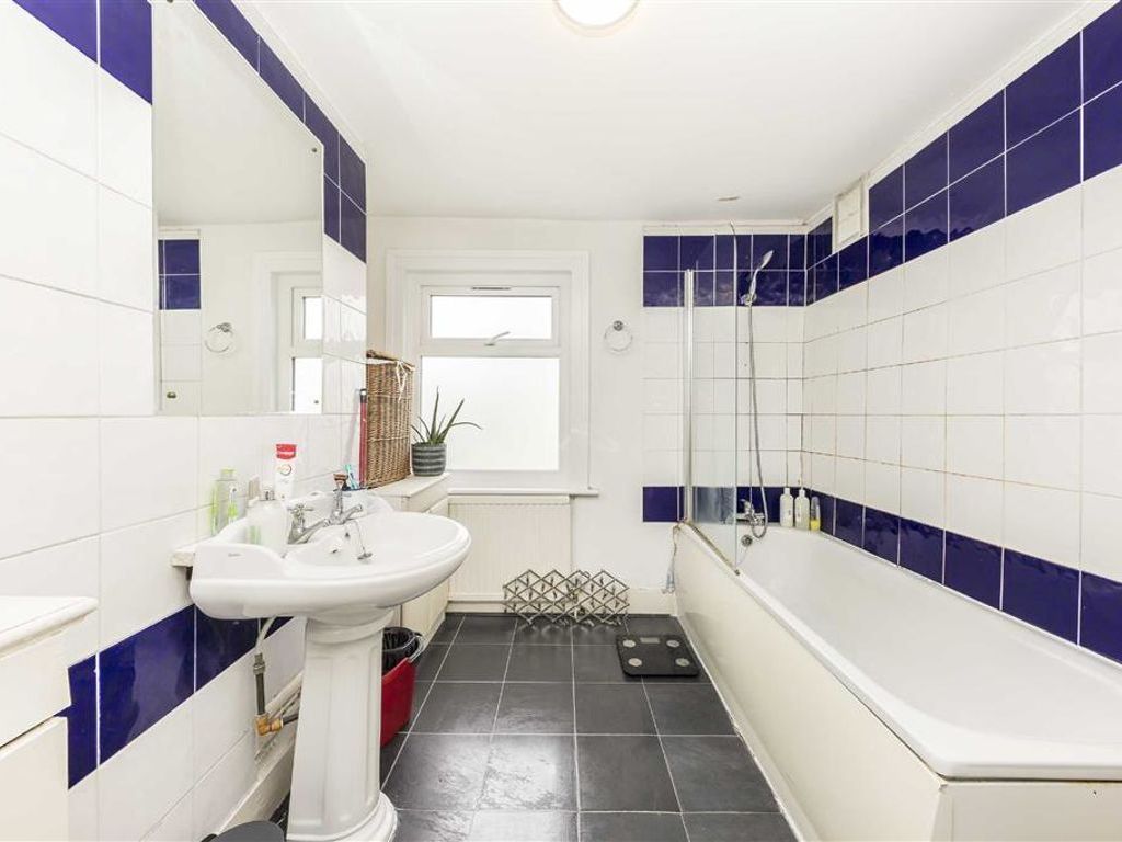 1 bed flat for sale in Kitto Road, London SE14, £350,000