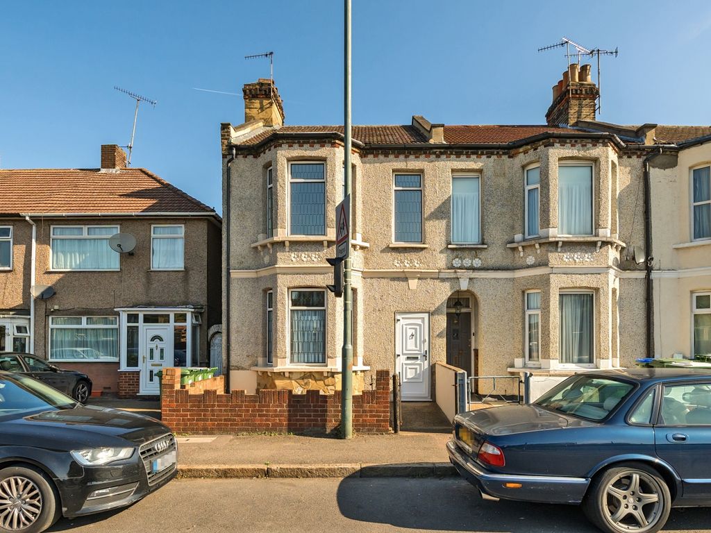 3 bed end terrace house for sale in Abbey Road, Belvedere DA17, £450,000