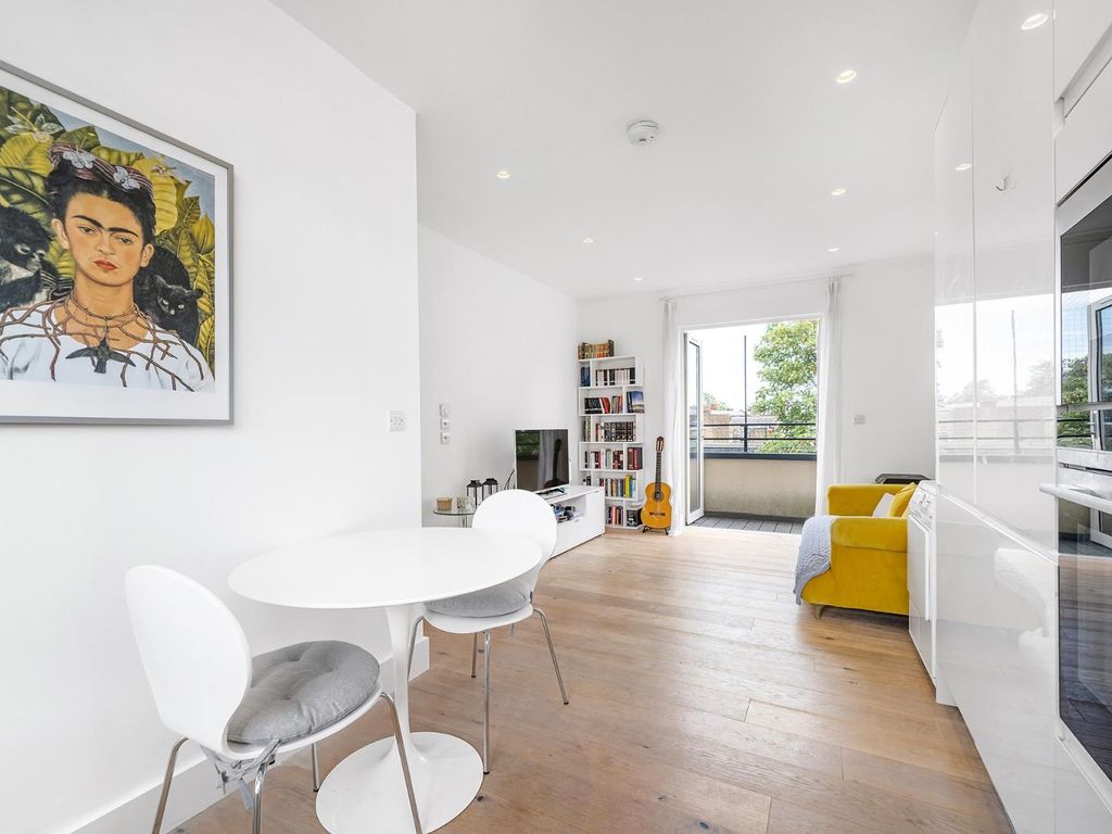 2 bed flat for sale in Nightingale Lane, London SW12, £625,000