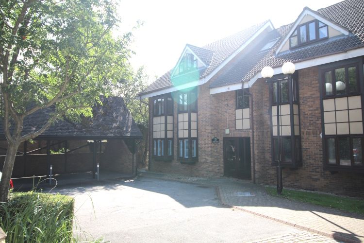 1 bed flat for sale in Hills Road, Buckhurst Hill IG9, £350,000