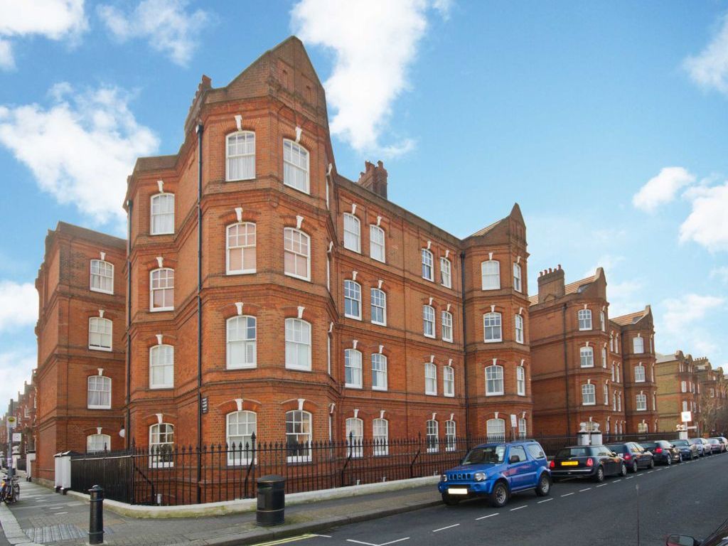 3 bed flat for sale in Greyhound Road, London W14, £675,000