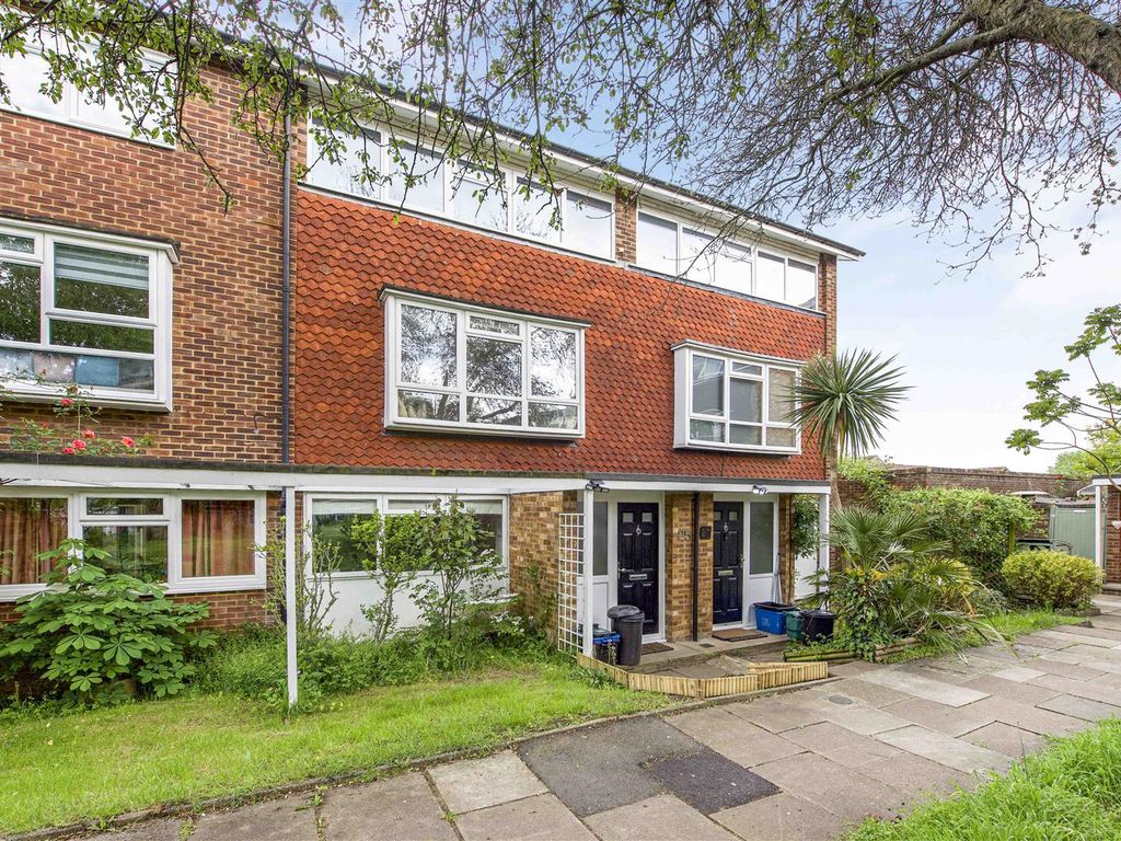 2 bed maisonette for sale in Mariner Gardens, Ham, Richmond TW10, £495,000