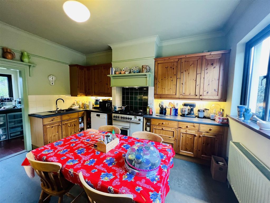 4 bed property for sale in Llanwrda SA19, £410,000