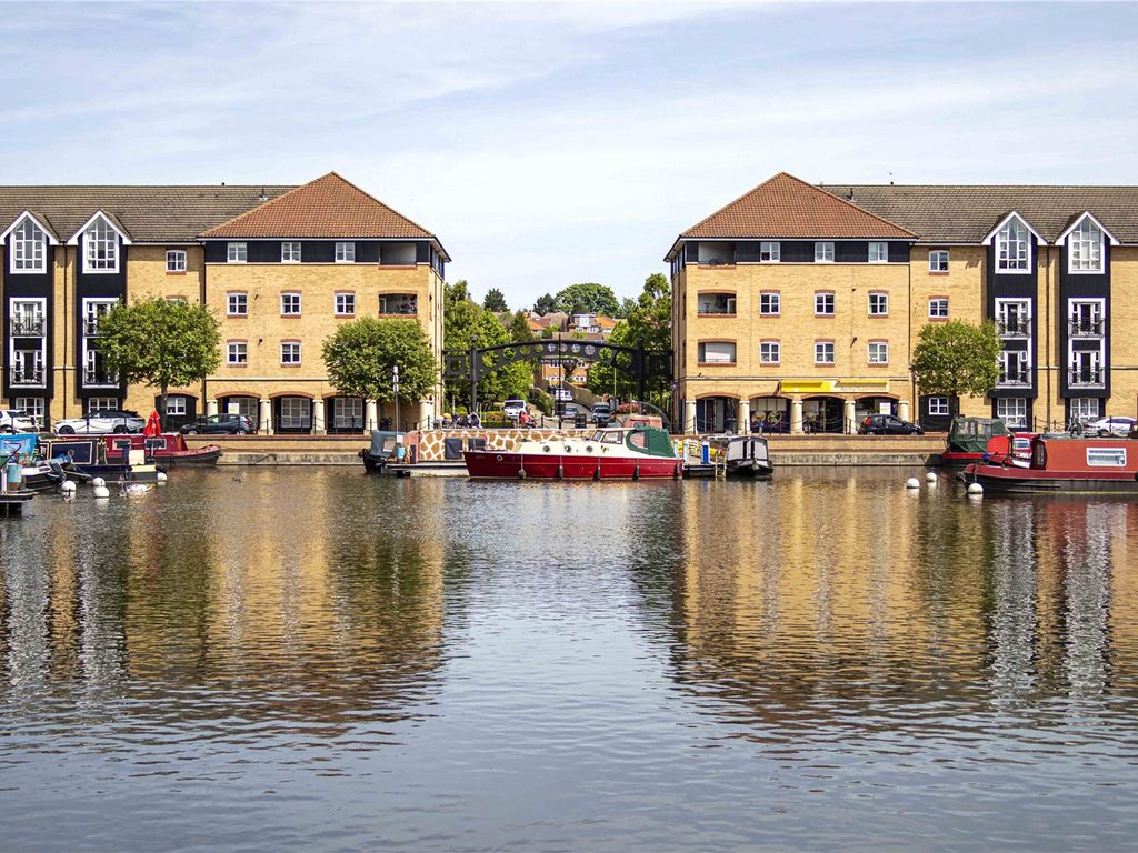 3 bed flat for sale in Dickinson Quay, Apsley Marina, Apsley, Hertfordshire HP3, £392,000