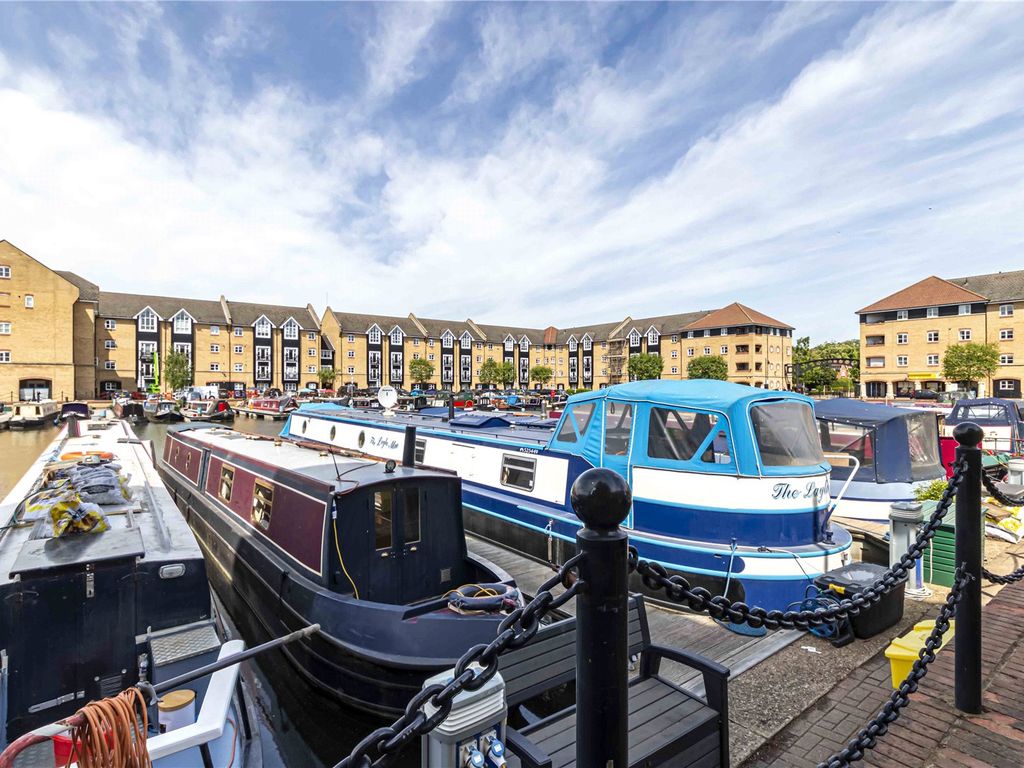 3 bed flat for sale in Dickinson Quay, Apsley Marina, Apsley, Hertfordshire HP3, £392,000