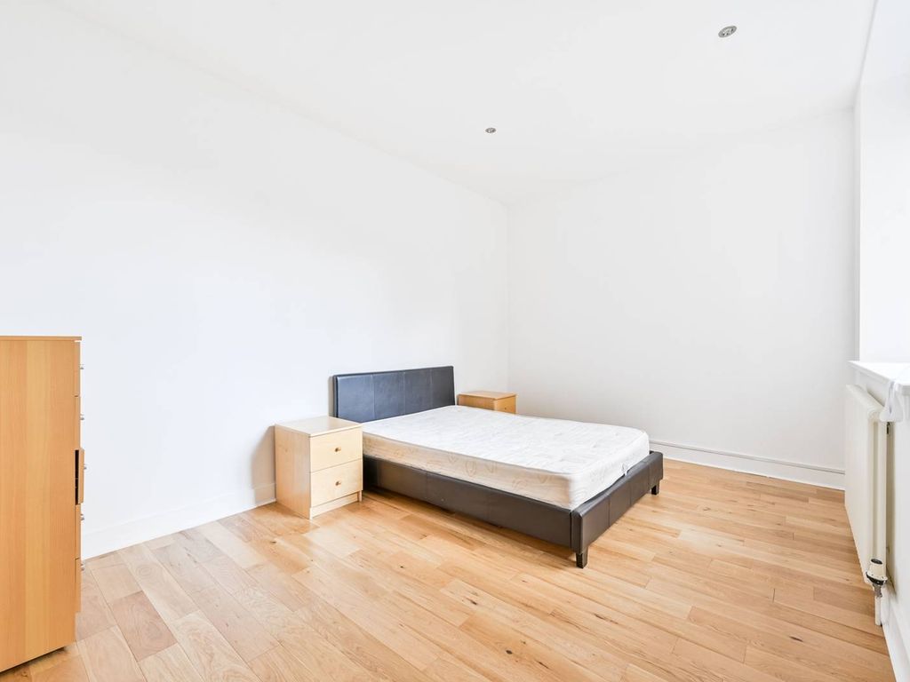 2 bed flat to rent in Thrawl Street, Aldgate, London E1, £3,300 pcm