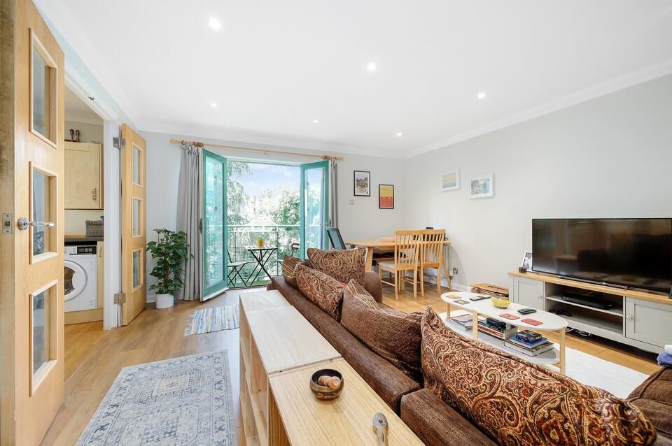 2 bed flat for sale in Green Lanes, London N4, £550,000