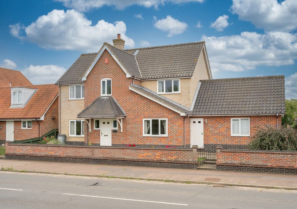 4 bed detached house for sale in River View, Gillingham, Beccles NR34, £650,000