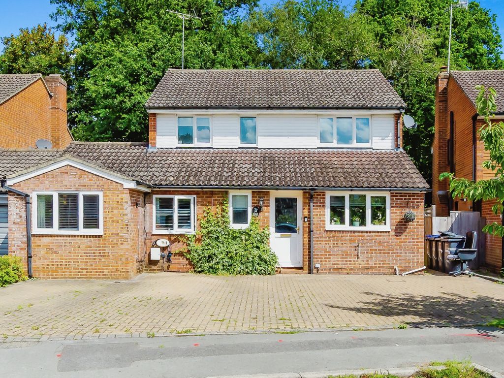 4 bed detached house for sale in Lashmere, Copthorne, Crawley RH10, £600,000