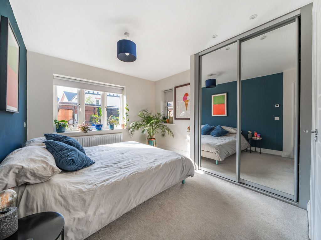 2 bed flat for sale in Bryan Gardens, Binfield, Bracknell, Berkshire RG42, £340,000