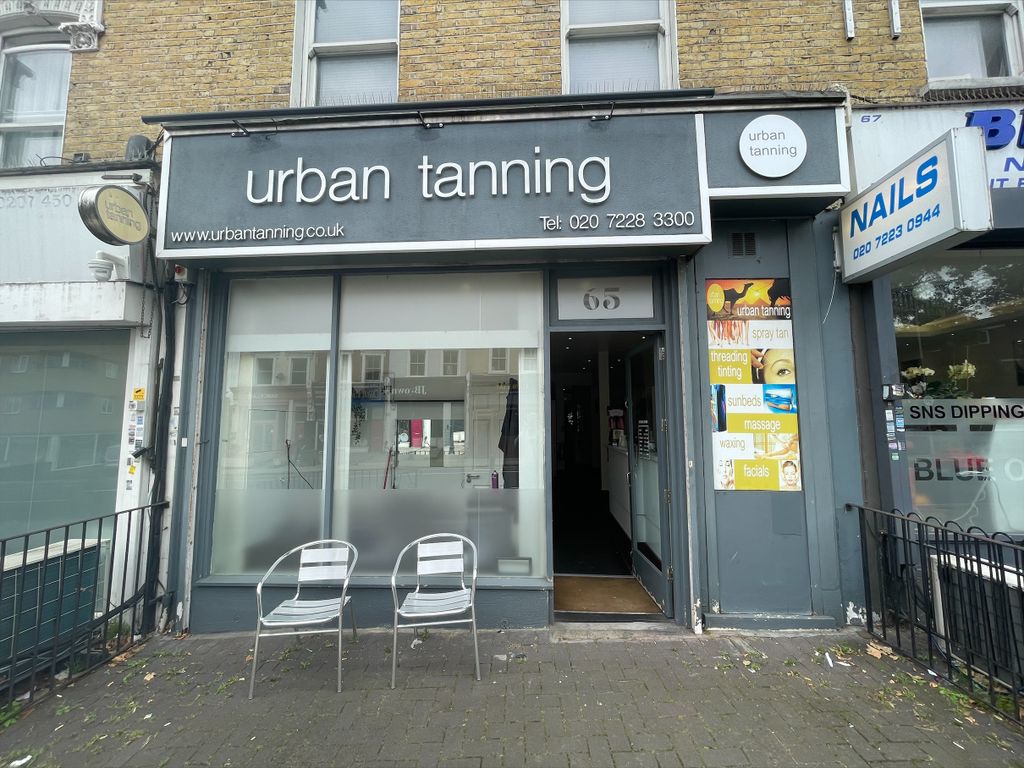 Retail premises to let in Lavender Hill, London SW11, £20,500 pa
