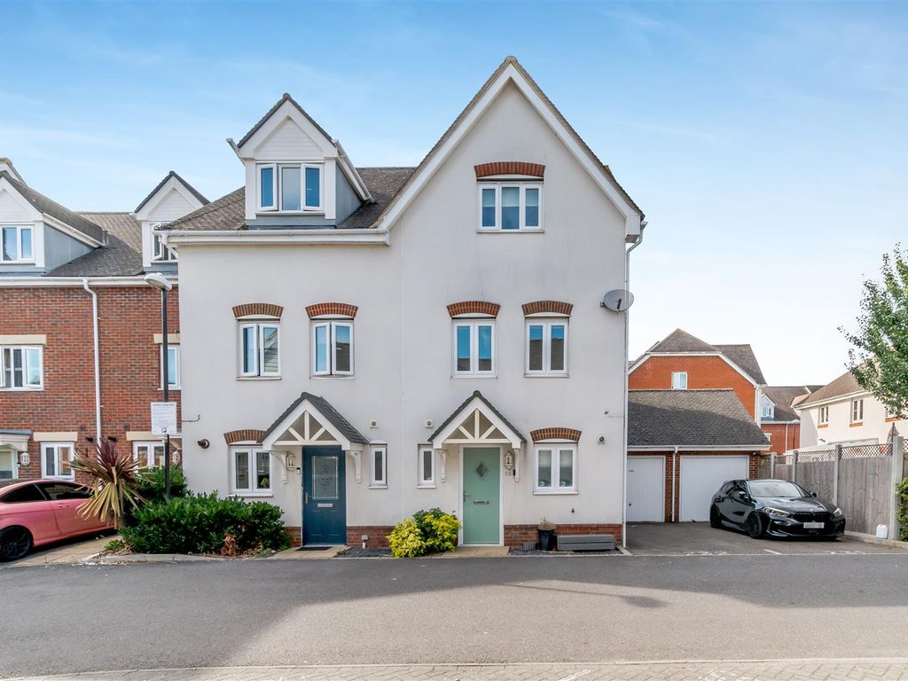 3 bed town house for sale in Ingram Close, Larkfield, Aylesford ME20, £350,000