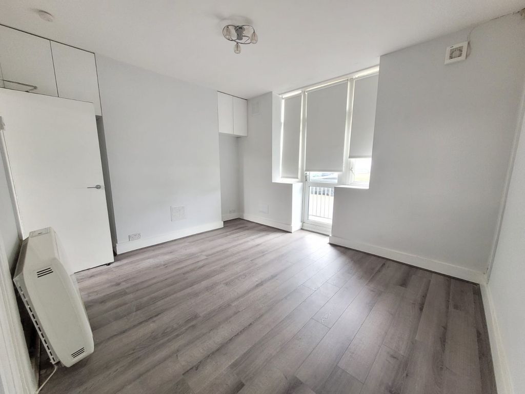 2 bed flat to rent in Angel Close, Edmonton N18, £1,450 pcm