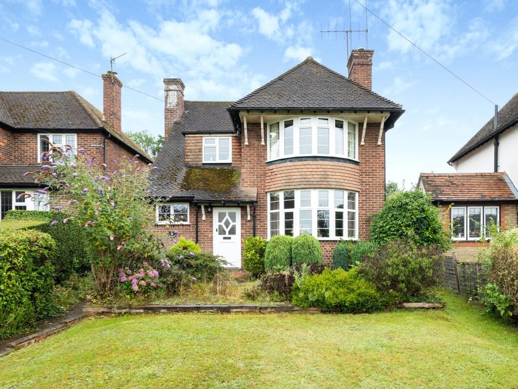 3 bed detached house for sale in Chilworth, Guildford, Surrey GU4, £675,000