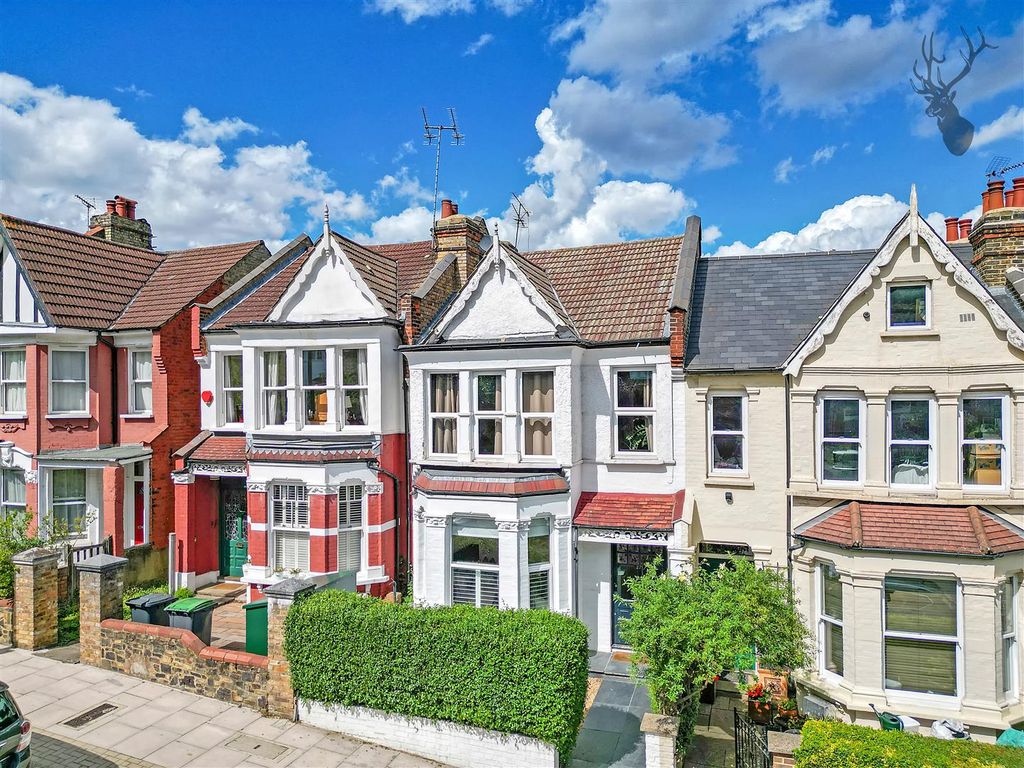 2 bed flat for sale in Alexandra Park Road, London N22, £650,000