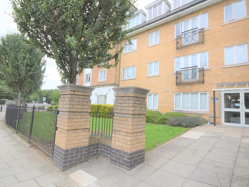 2 bed flat for sale in Forty Avenue, Wembley HA9, £375,000