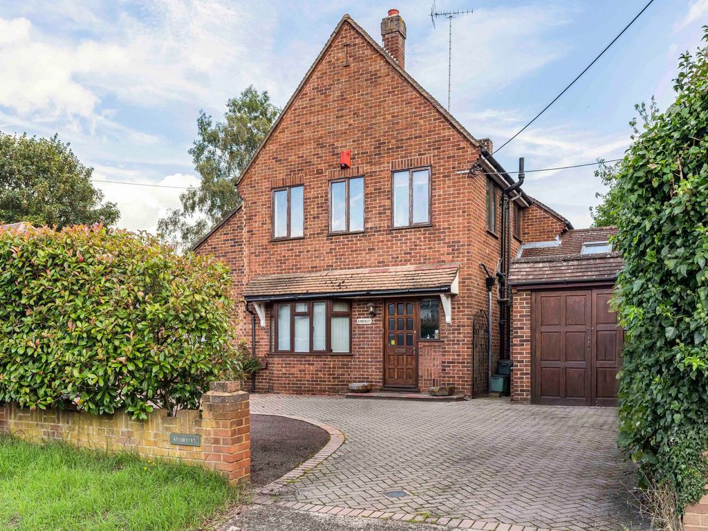 4 bed detached house for sale in Marlow Road, Bourne End SL8, £840,000