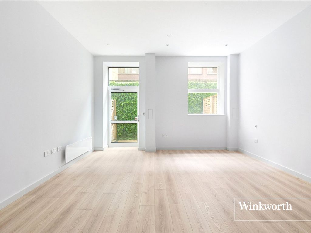 Studio to rent in Shakespeare Road, Finchley, London N3, £1,400 pcm
