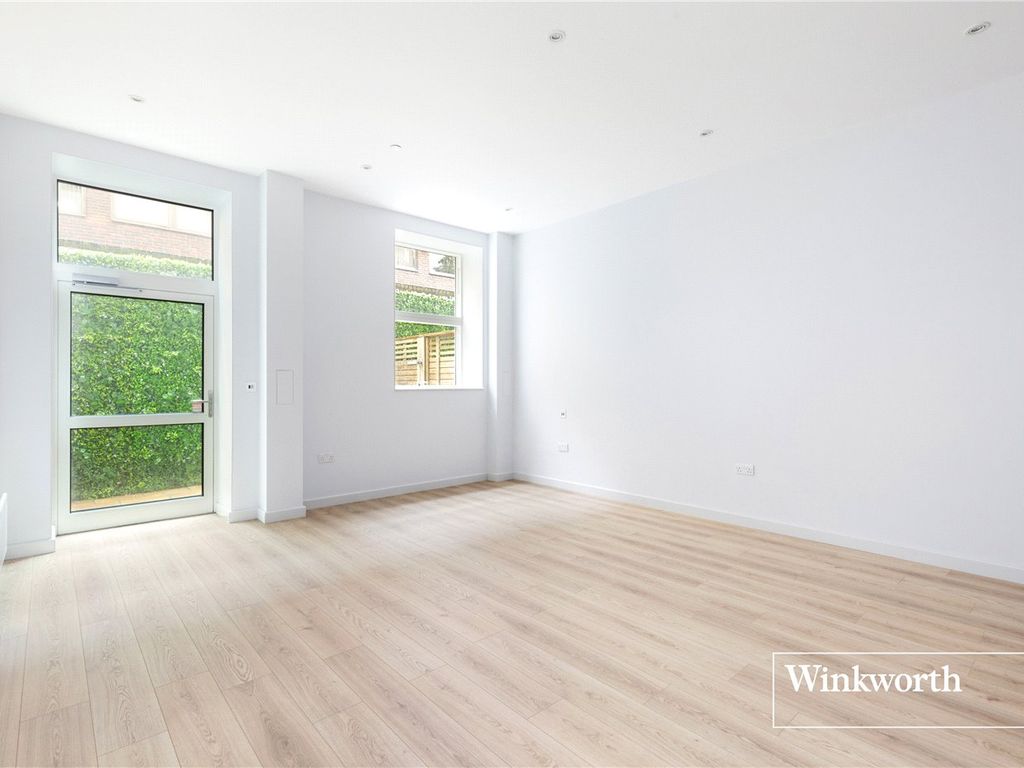 Studio to rent in Shakespeare Road, Finchley, London N3, £1,400 pcm