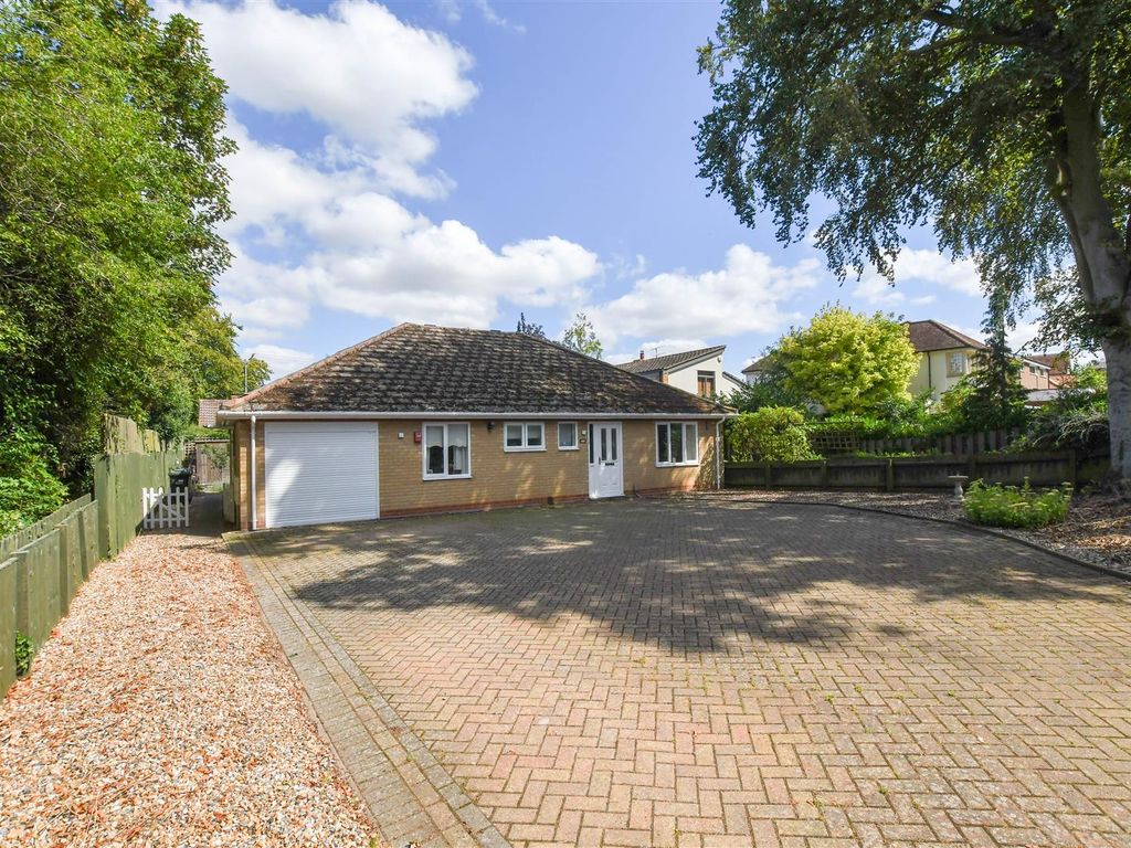 3 bed detached bungalow for sale in Duchess Drive, Newmarket CB8, £450,000