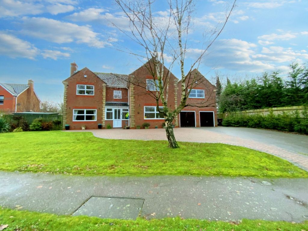 5 bed detached house for sale in Perch Close, Daventry NN11, £700,000