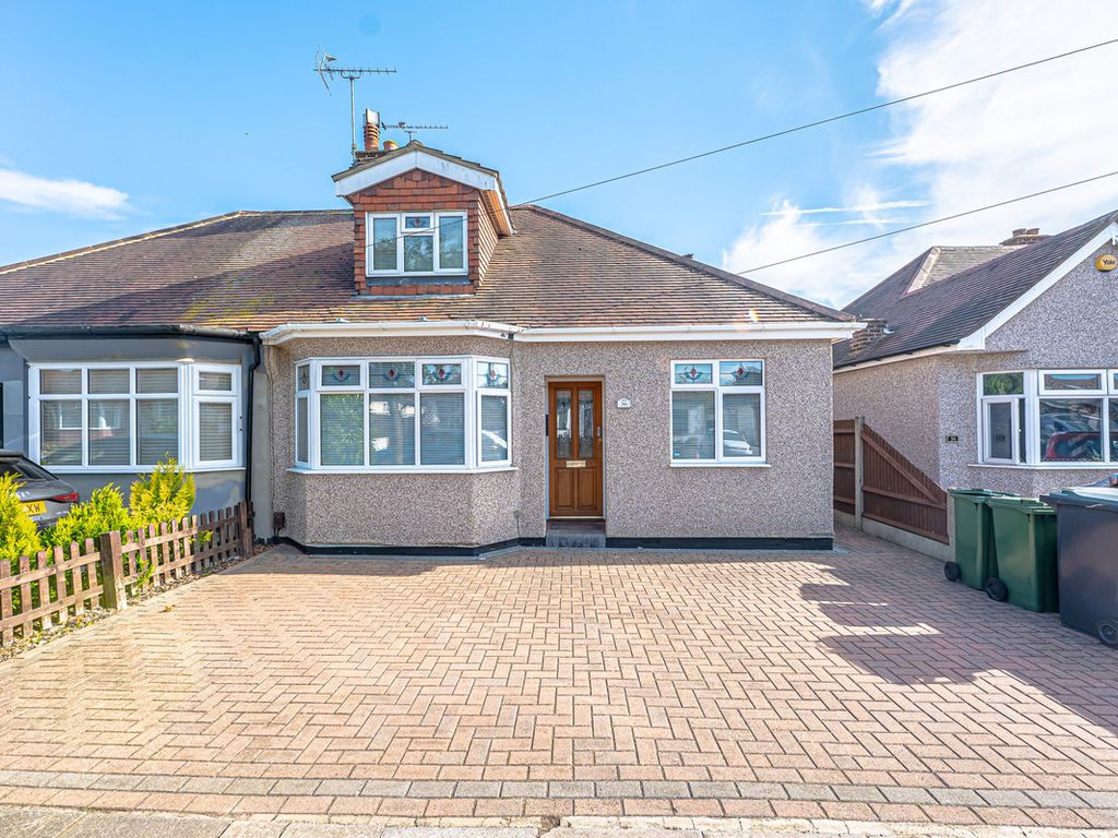 4 bed property for sale in Stuart Road, Southend-On-Sea SS2, £450,000