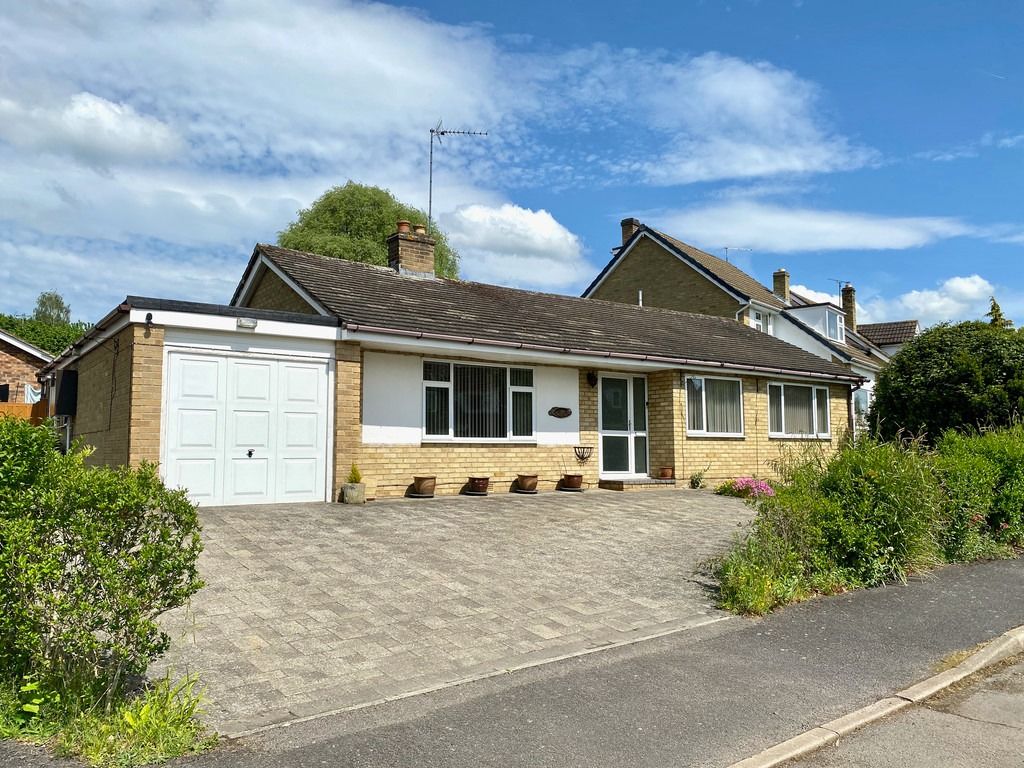 4 bed detached bungalow for sale in Owl End Way, Lower Boddington NN11, £460,000