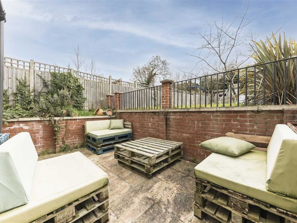4 bed property for sale in Ardoch Road, London SE6, £700,000