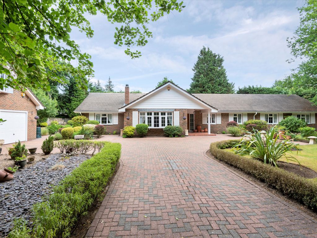 5 bed bungalow to rent in Abbots Drive, Virginia Water, Surrey GU25, £6,500 pcm