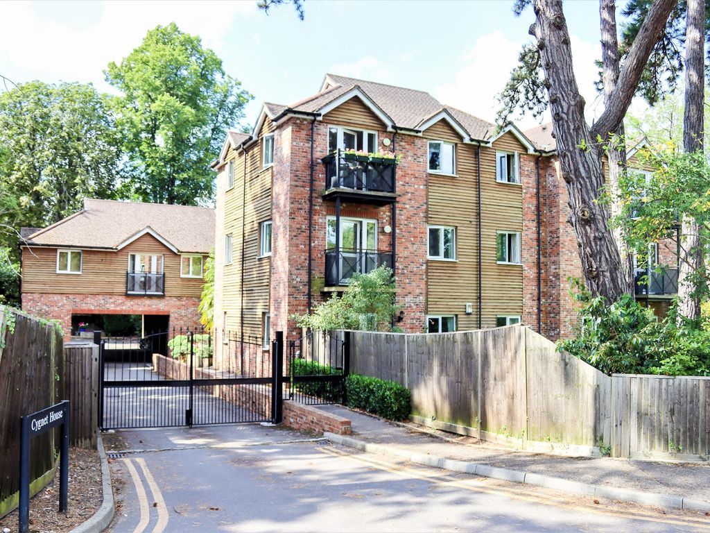 2 bed flat for sale in Boulters Court, Maidenhead SL6, £350,000