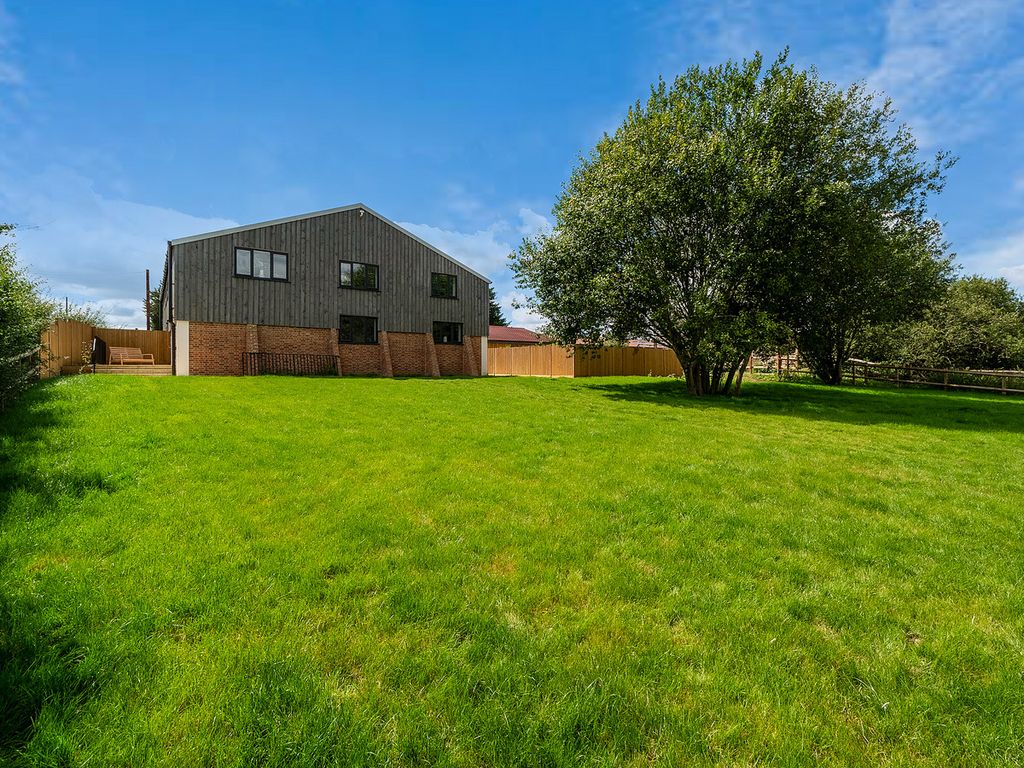 3 bed barn conversion for sale in Crowhurst Lane, Lingfield RH7, £750,000
