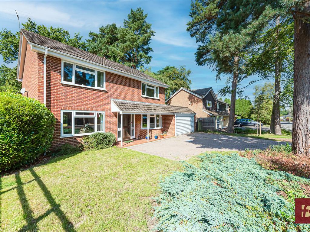 4 bed detached house for sale in Bramley Grove, Crowthorne RG45, £700,000