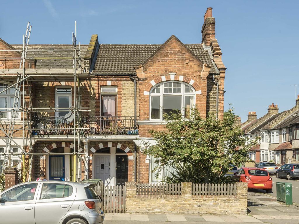 3 bed flat for sale in Stondon Park, London SE23, £475,000