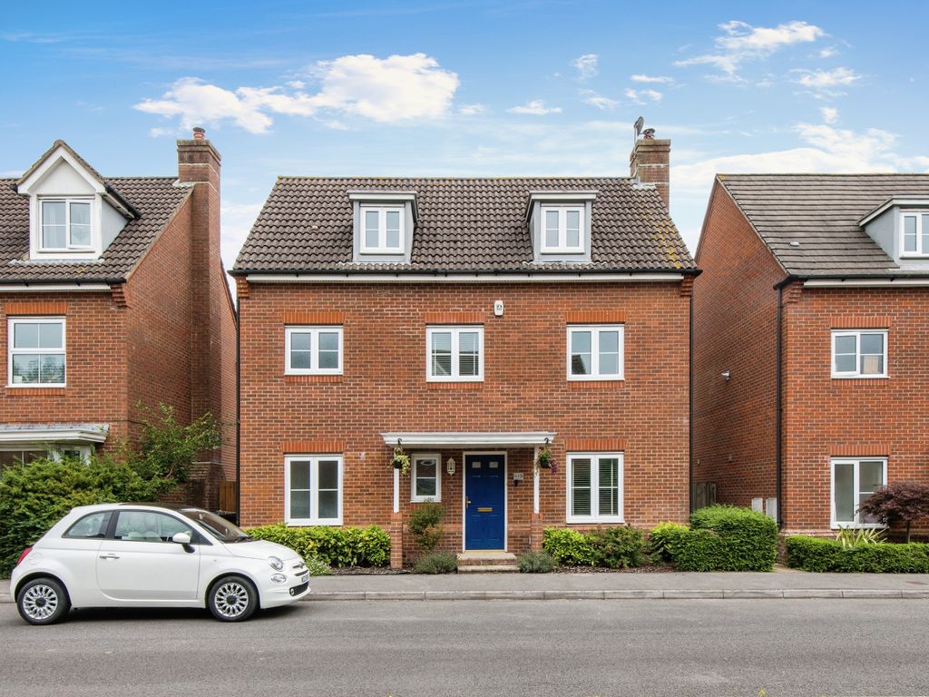 4 bed town house for sale in Harris Way, North Baddesley, Southampton SO52, £500,000