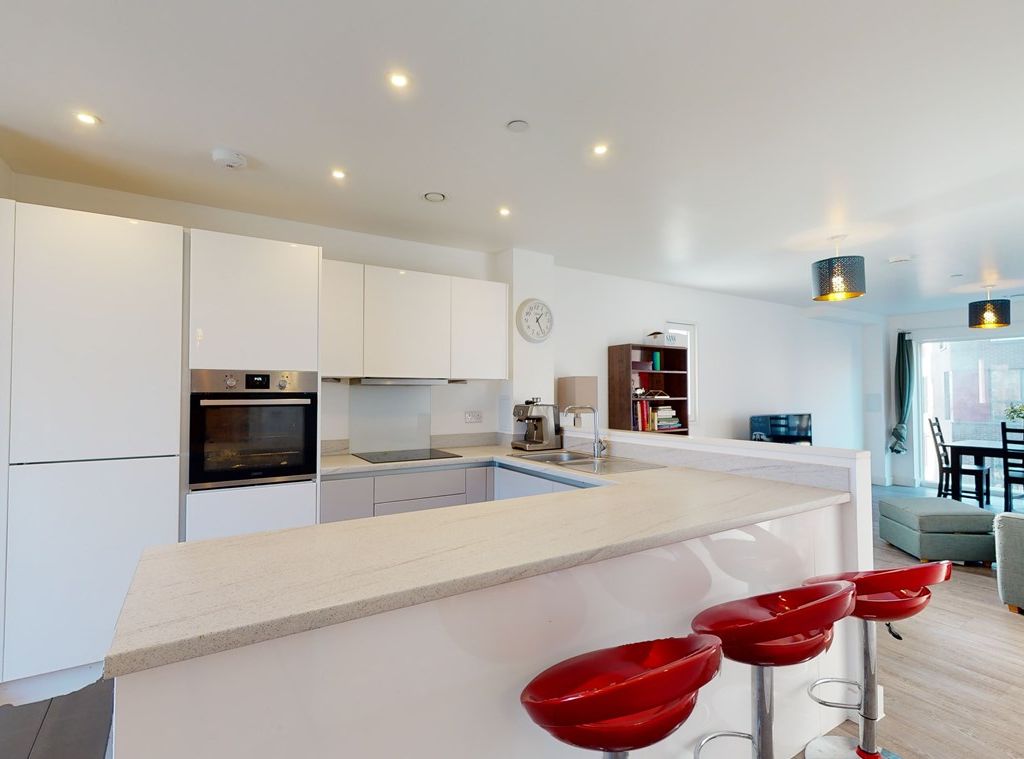 2 bed flat for sale in Peartree Way, London SE10, £560,000