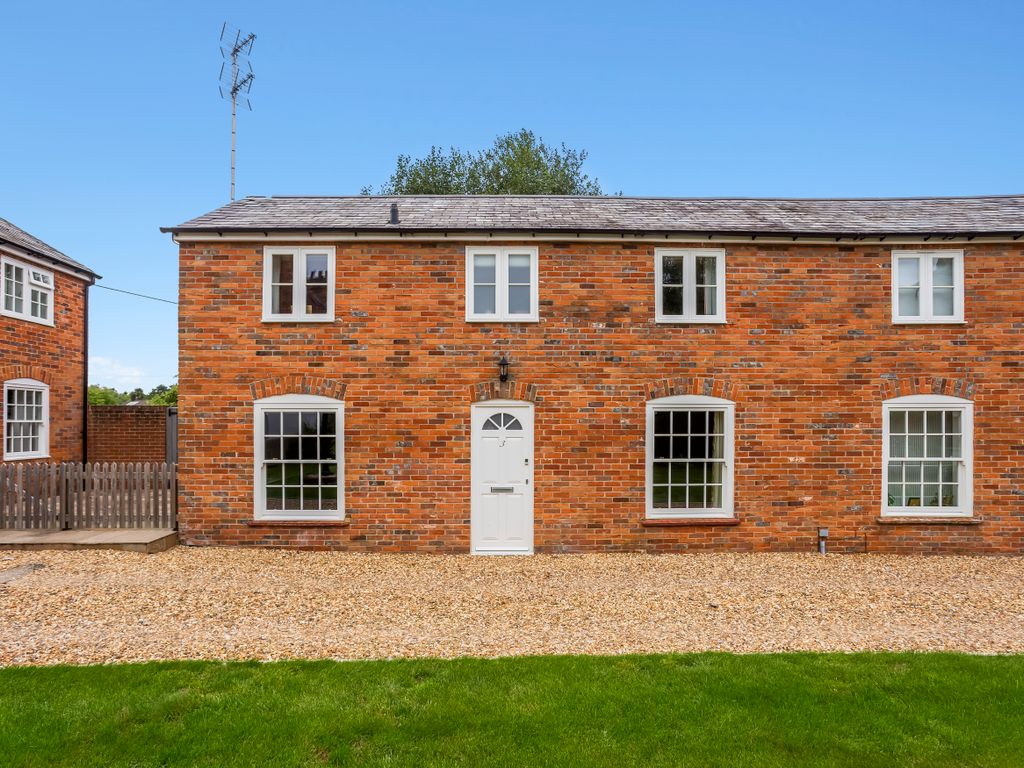 2 bed mews house for sale in Newton Mews, Hungerford RG17, £425,000