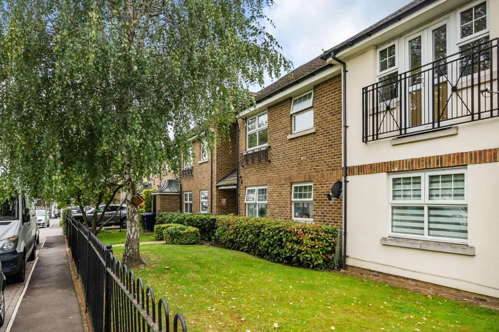 2 bed flat for sale in Barnet, London EN4, £425,000