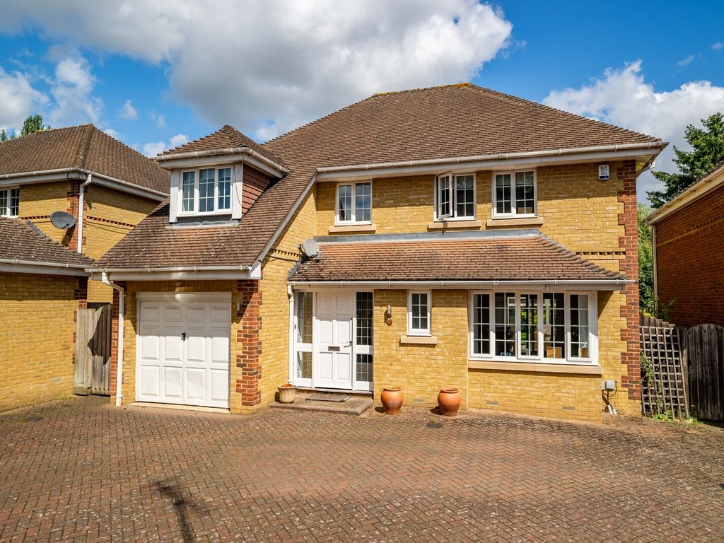 4 bed detached house for sale in Kensington Close, St. Albans, Hertfordshire AL1, £1,100,000